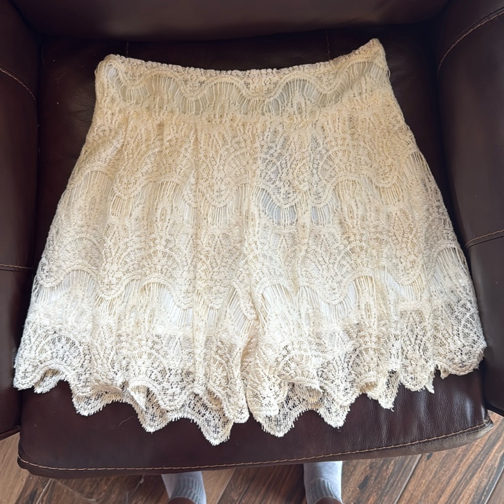 White lace shorts ovi skort
New with tags. Fully lined lace shorts.